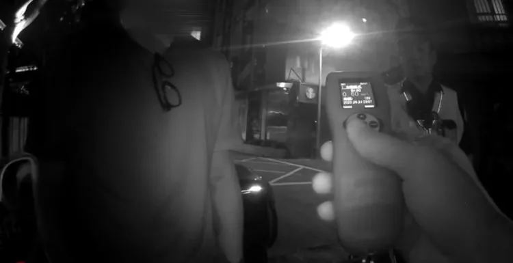 警方對駕駛實施酒測。翻攝畫面