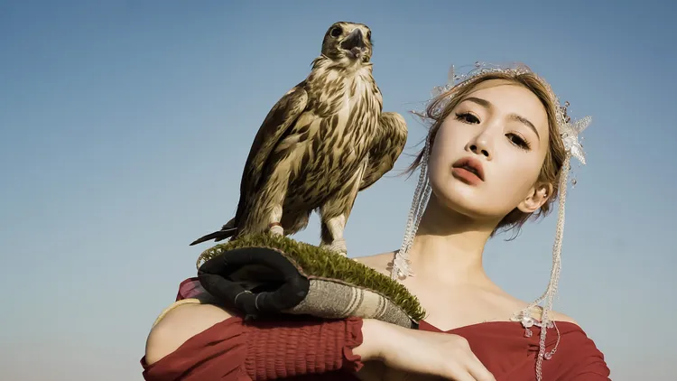 小玉兒首度與老鷹同框拍攝主視覺。桓然數位提供