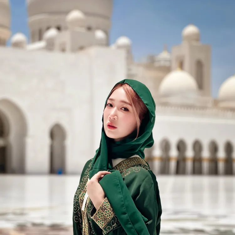 小玉兒在當地身穿中風東情的服裝。桓然數位提供