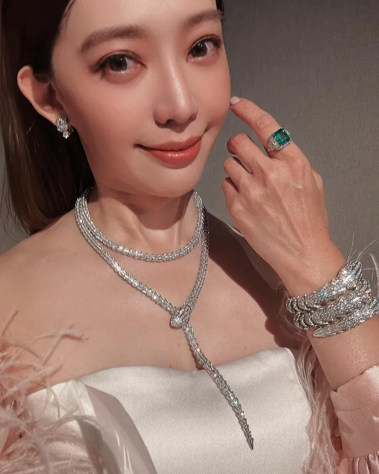 王心恬展演寶格麗珠寶。翻攝王心恬臉書