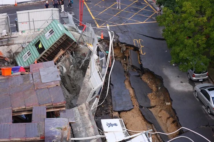 大直街工地也崩塌。彭欣偉攝