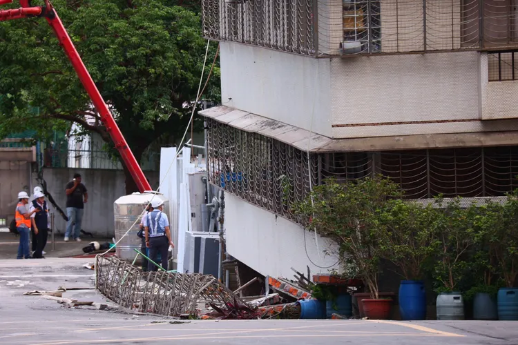 鄰宅一棟樓塌，一樓秒變地下室。彭欣偉攝