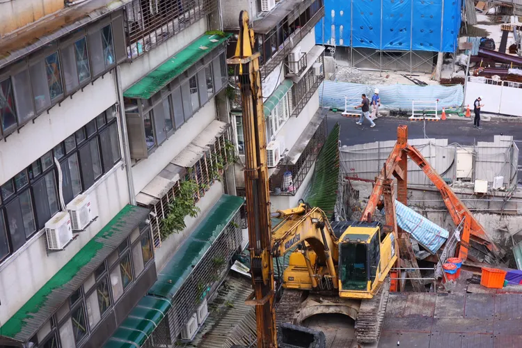 大直街工地也崩塌。彭欣偉攝