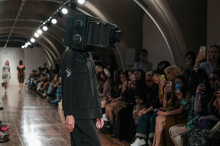 攝影機也化身服裝元素現身秀場。品牌提供