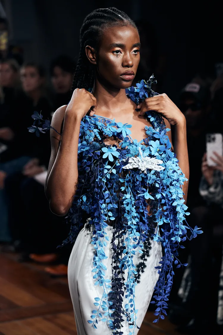 持續以浪漫花藝編織服裝。品牌提供