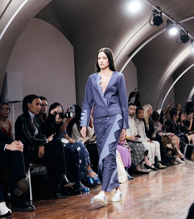 怪獸輪廓貫穿系列中各種服飾。品牌提供