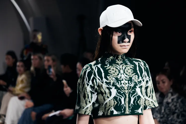 拼圖樣貌的彩妝搭配森林與怪獸的針織緹花。品牌提供