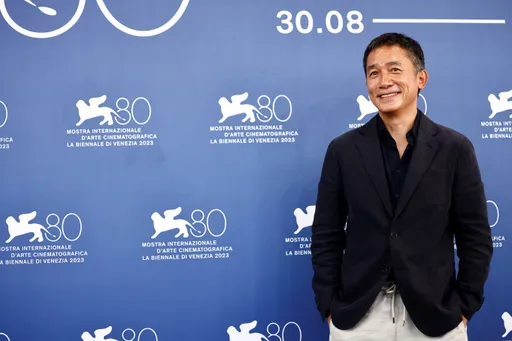 梁朝偉神采奕奕亮相威尼斯影展領終身成就獎　暢談合作大導淬鍊演技祕訣