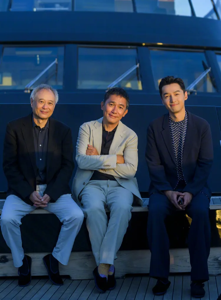 梁朝偉、李安、胡歌在威尼斯合影。翻攝劉嘉玲微博