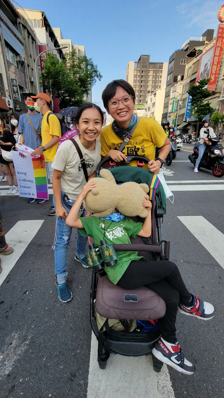 怡伶、怡如與陽陽常參加性別平權遊行活動。林怡如提供