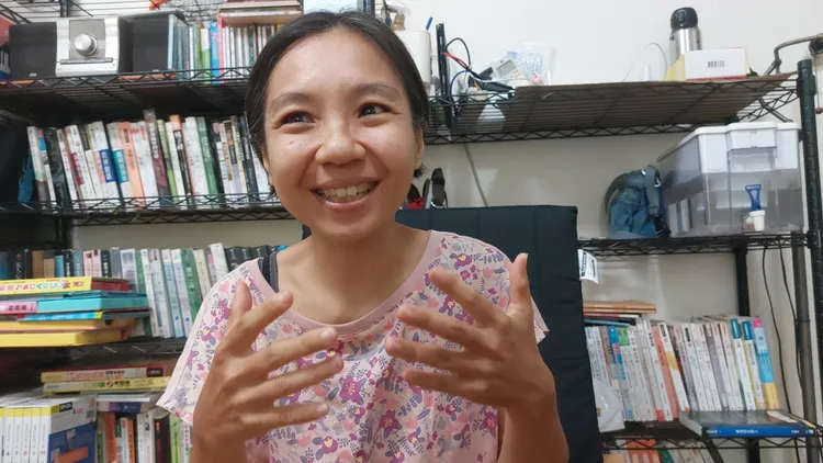 陳怡伶常要阻止兒子與狗狗衝突，畢竟手心手背都是肉。凃建豐攝 