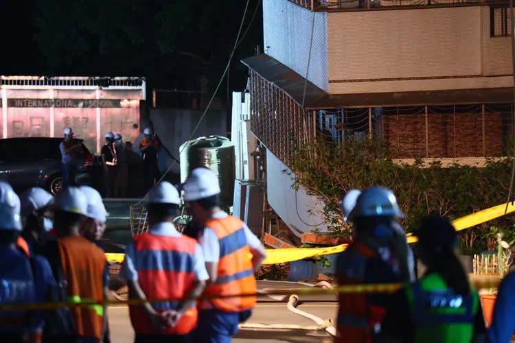 大樓「電梯式」下墜。彭欣偉攝