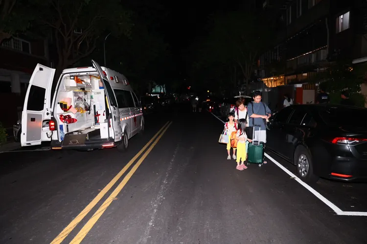 居民趕緊收拾物品離家。彭欣偉攝