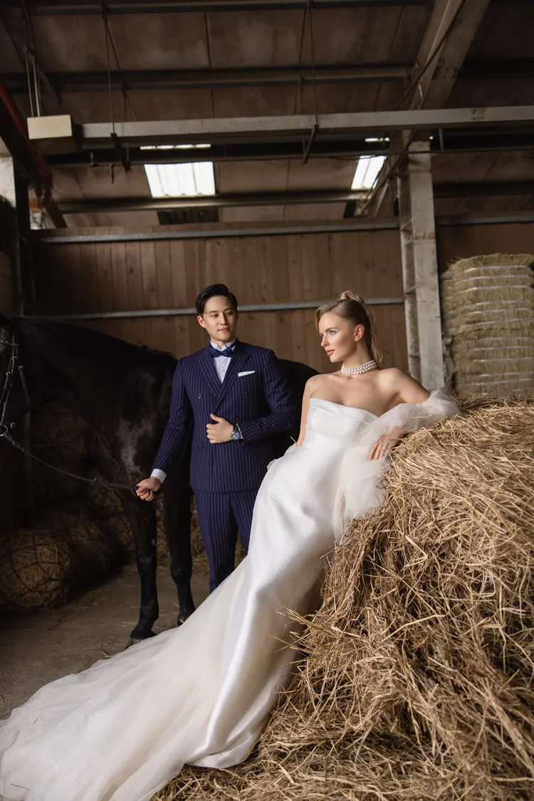 徐新洋（左）和Soa特地找馬場拍攝婚紗照。Kvision國內外婚禮婚紗提供