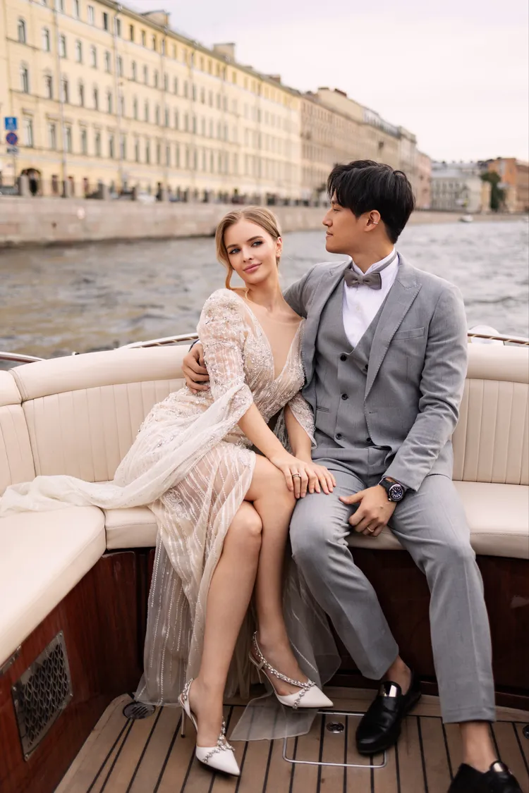 徐新洋（右）和Soa在俄羅斯租船體驗悠閒時光。艾迪昇傳播提供