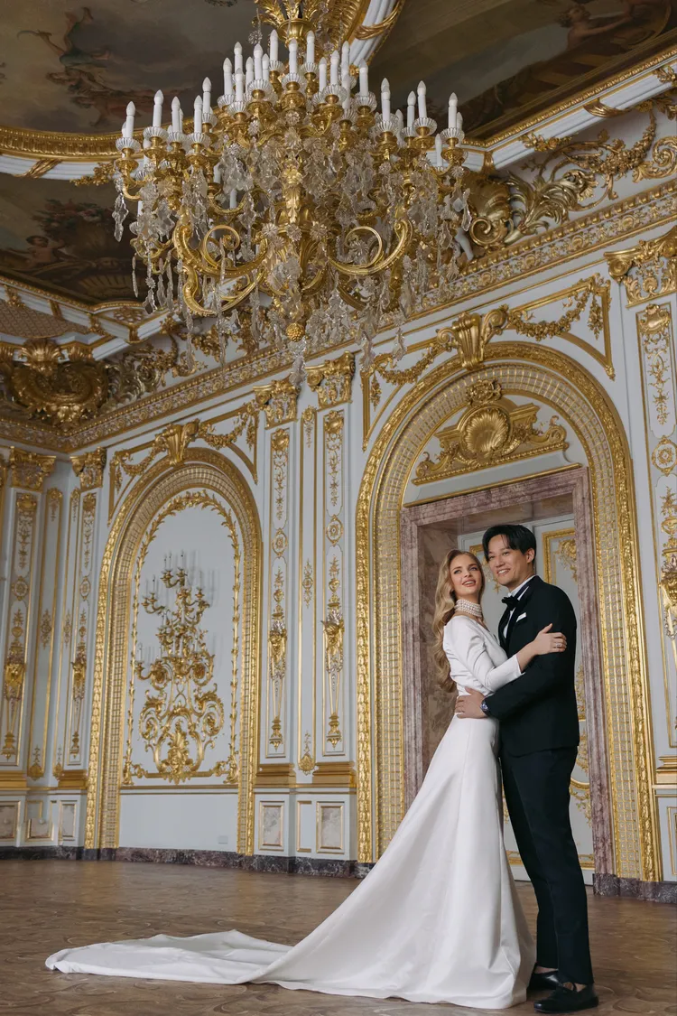 徐新洋（右）和Soa租借俄羅斯古堡拍照，畫面十分浪漫。艾迪昇傳播提供