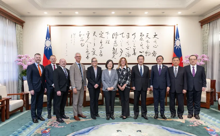 蔡英文和訪團合影。總統府提供