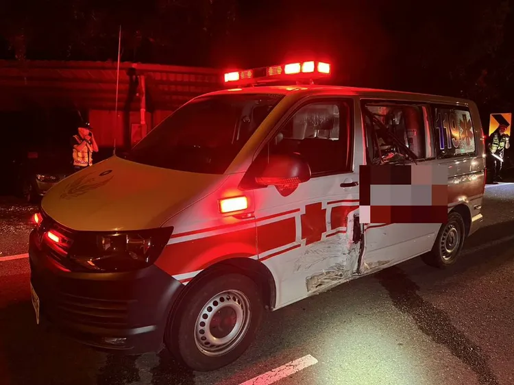 救護車左側車身撞損。民眾提供
