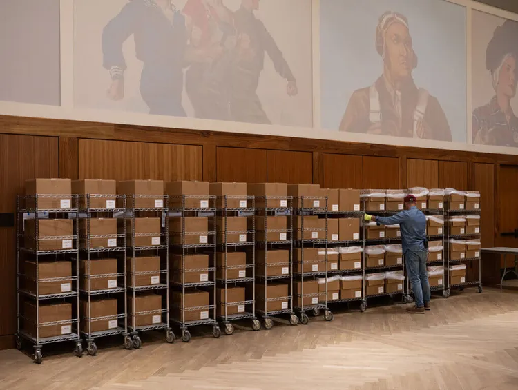 胡佛研究所15日發布新聞稿指出，兩蔣日記這週已返抵台灣。圖為胡佛研究所人員檢查兩蔣日記文物封裝。（胡佛研究所提供）中央社