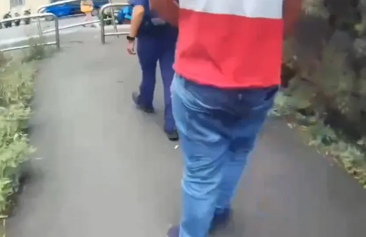 警方發現他褲子濕了一片。翻攝畫面