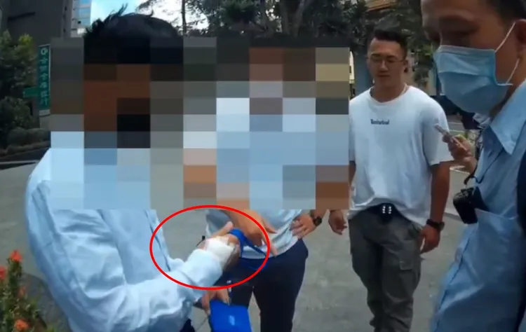 假冒專員的車手還刻意用紗布把刺青遮住。翻攝畫面