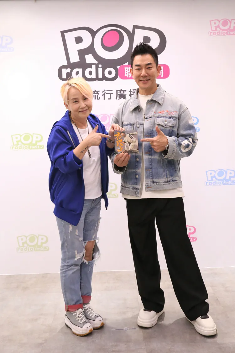 任賢齊作客李明依主持的電台節目。POP Radio提供
