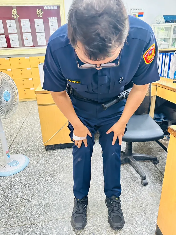 警員運用護身倒法，從引擎蓋上跌落幸運僅擦傷。翻攝畫面