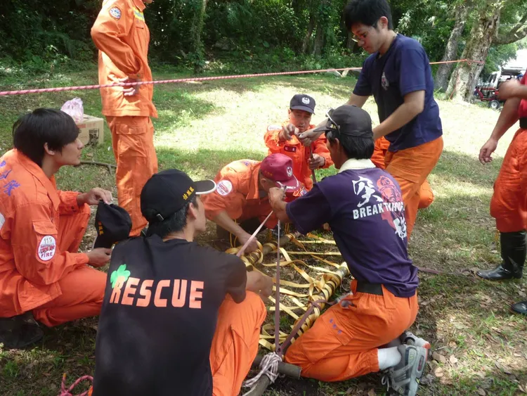 施寶翔不吝指導新進，將技能毫不保留地貢獻在消防工作。翻攝花蓮縣消防局臉書