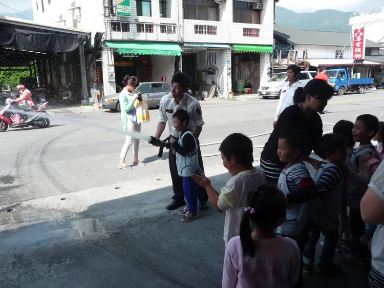 施寶翔的敬業精神，讓昔日同袍感動。翻攝花蓮縣消防局臉書