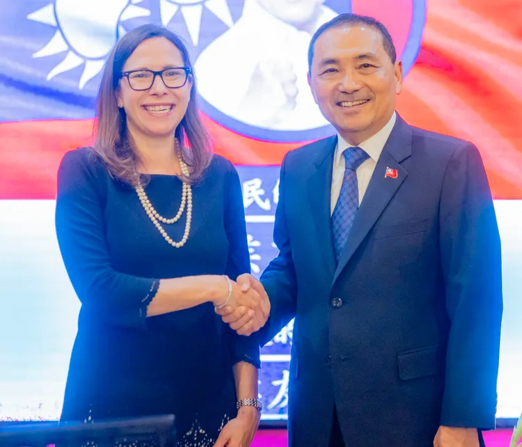 AIT主席羅森伯格PO出4張與侯友宜同框照片，表示非常高興再一次見到侯友宜。翻攝X平台/@BoardChairAIT