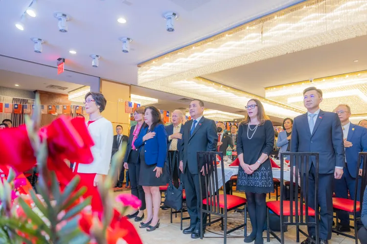 AIT主席羅森伯格PO出4張與侯友宜同框照片，表示非常高興再一次見到侯友宜。翻攝X平台/@BoardChairAIT