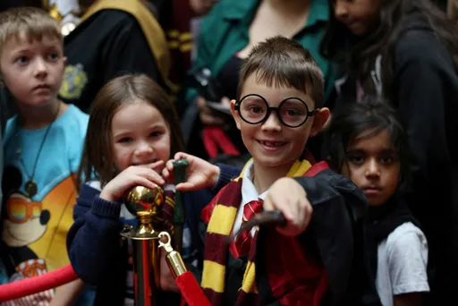 圖多|上千麻瓜、巫師齊聚「九又四分之三」月台 迎「霍格華茲」開學