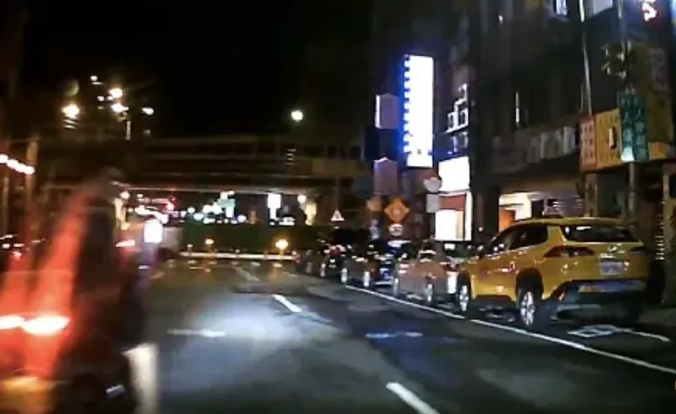 陳男因不滿計程車按喇叭，竟直接將對方攔下嗆聲。翻攝照片