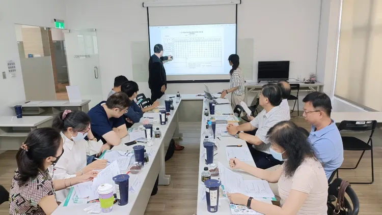 經發局邀集專家學者，提供業者更完善的輔導服務。經發局提供