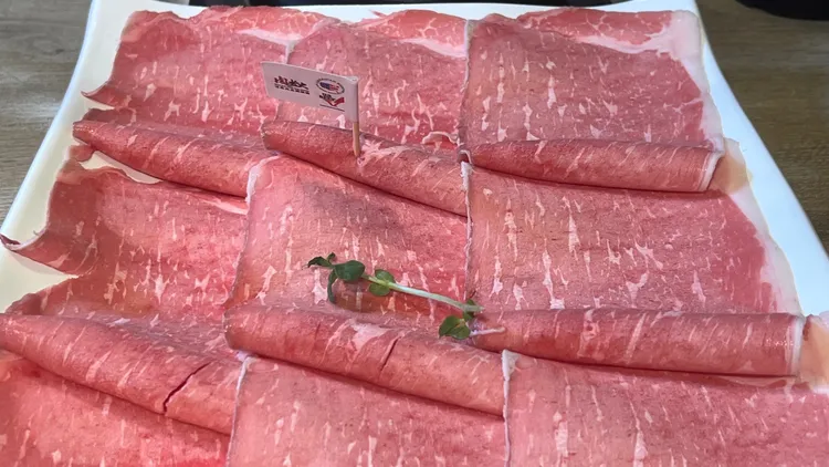 肉老大「美國菲瑞牛雲霧肉塔100盎司」精選低脂的美國菲瑞牛肉。曾佳俊攝