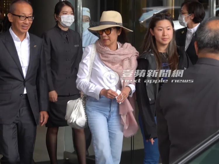 楊紫瓊笑著準備離開酒店。特勤中心攝