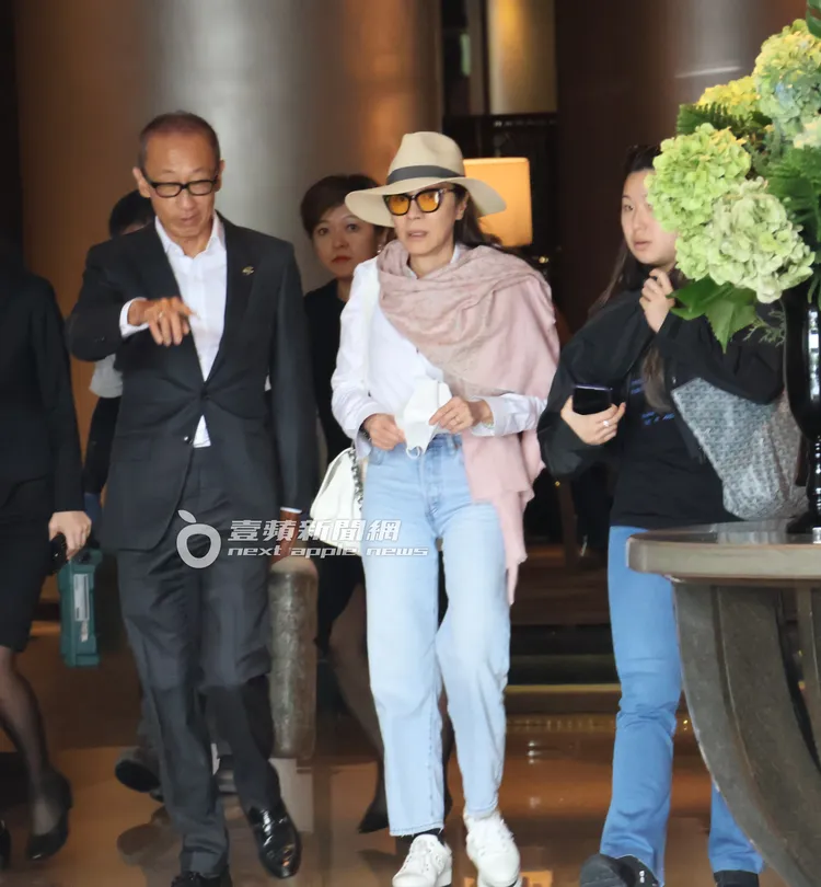 不到5分鐘，楊紫瓊在飯店人員保護下，一同從飯店大廳走出。特勤中心攝