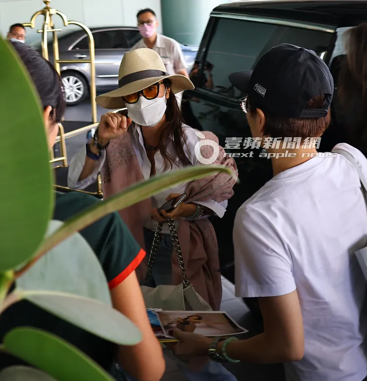 楊紫瓊下車後熱情與粉絲打招呼。特勤中心攝