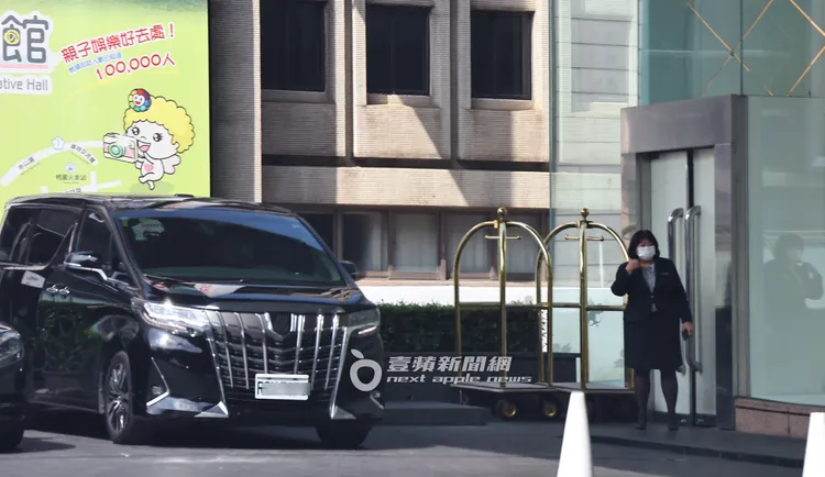 下午2點左右，飯店人員從側門走出確認現場狀況，準備帶楊紫瓊一行人走出。特勤中心攝