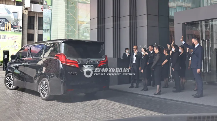 楊紫瓊上車後，飯店人員一齊揮手道別。特勤中心攝