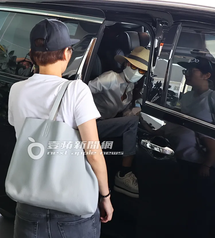 抵達松山機場商務通關，楊紫瓊已戴上口罩及墨鏡。特勤中心攝