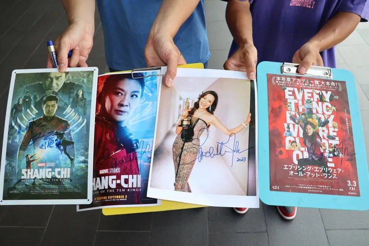 粉絲從飯店跟到機場終於要到國際巨星楊紫瓊的簽名。特勤中心攝