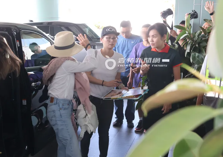 楊紫瓊下車，就有粉絲上前要簽名。特勤中心攝