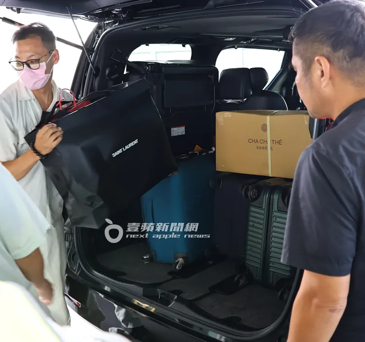 滿滿一車的行李及戰利品，楊紫瓊帶走了一箱著名的采采禮盒與SAINT LAURENT精品。特勤中心攝