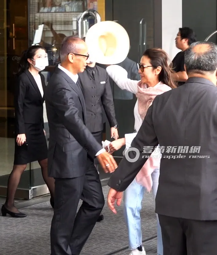 楊紫瓊拿下帽子展開雙臂跟晶華酒店董事長潘思亮擁抱。特勤中心攝