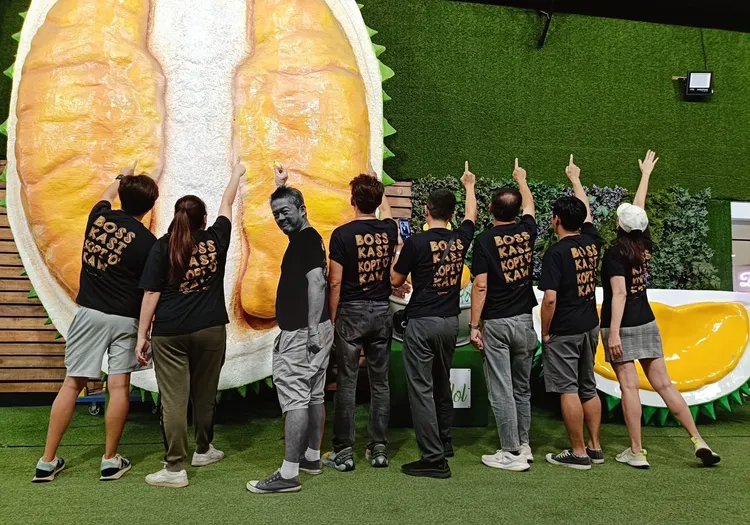 張詠華（左三）在倒地前一天跟朋友大合照時調皮回頭。翻攝陳沛興臉書