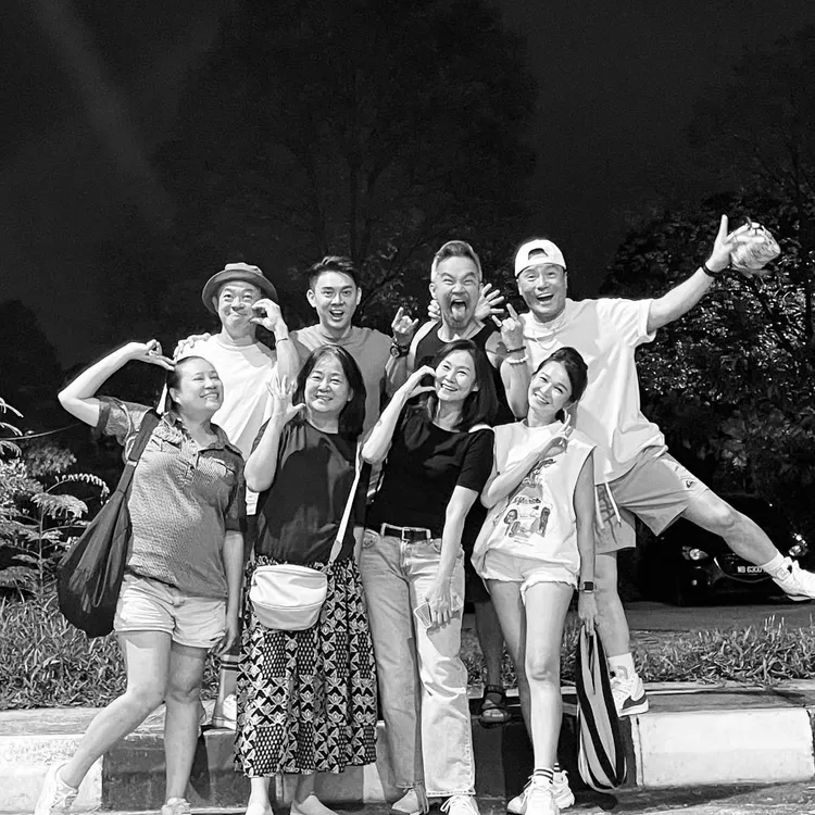 李銘忠（後排右）哀悼老友張詠華（後排左）。翻攝李銘忠臉書