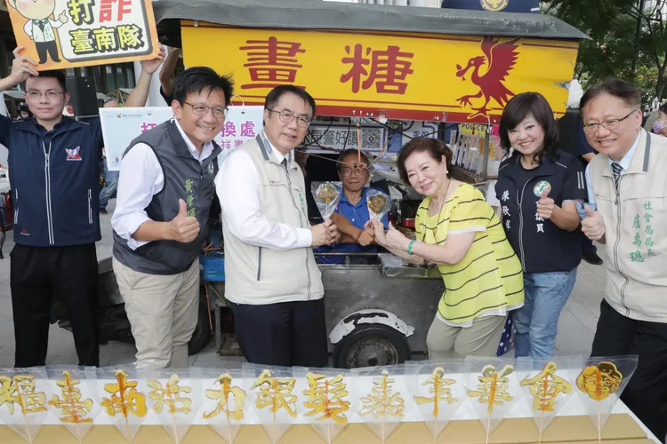 畫糖達人80歲蘇光祥特別獻上人像畫糖。社會局提供