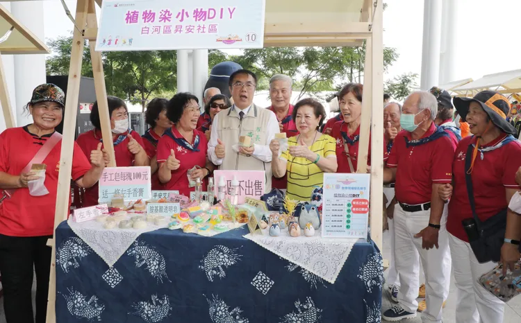 各社區擺攤展現手藝，活到老學到老，越活越年輕。社會局提供