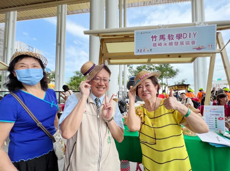 社會局長盧禹璁、國民阿嬤陳淑芳見識到南市滿滿銀髮活力。社會局提供